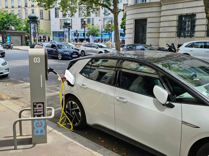 Les ventes de véhicules électriques neufs dégringolent en France