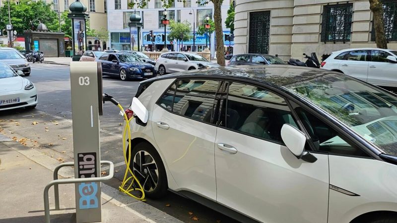 Les ventes de véhicules électriques neufs dégringolent en France