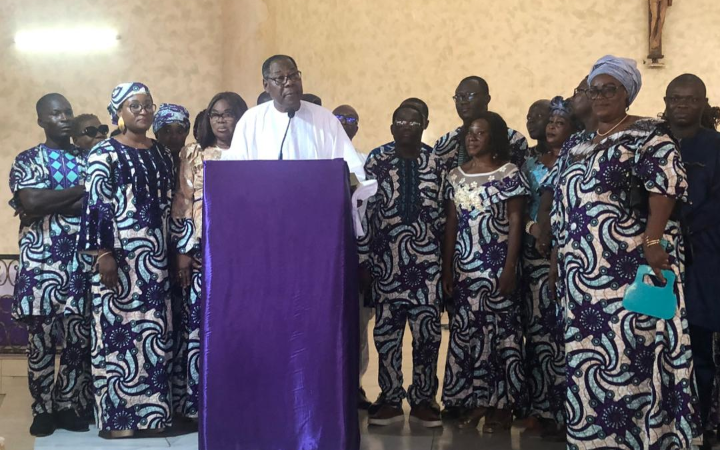 Journée des Droits de la Femme : Les Amazones DAV Assouka en communion avec Boni Yayi lors d’une messe d’action de grâce