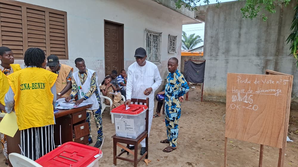 Législatives et communales 2026 : Auguste VIDEGLA a accompli son devoir citoyen dans le 9è arrondissement de Cotonou